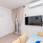 شقة Neda تروغير